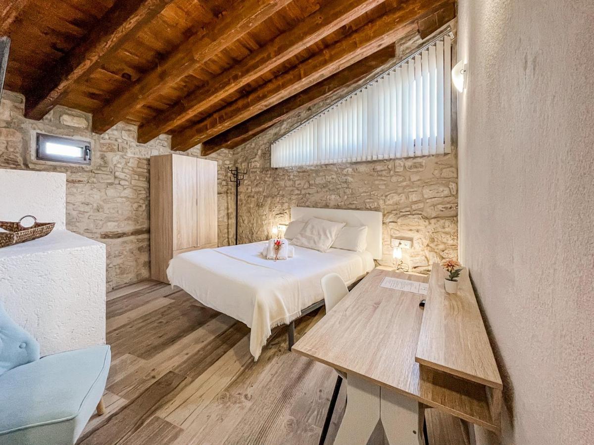 El Forn De Freixenet Con Servicios De Un Hotel Lleida Luaran gambar